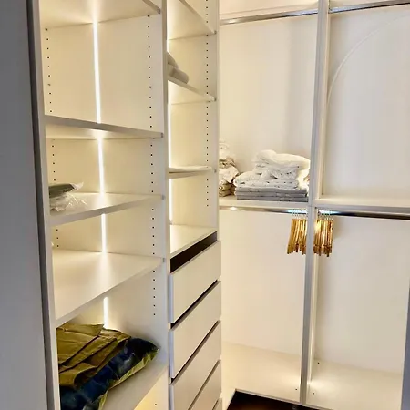 Апартаменти Elegant Escape In - Walk To And Old Town *